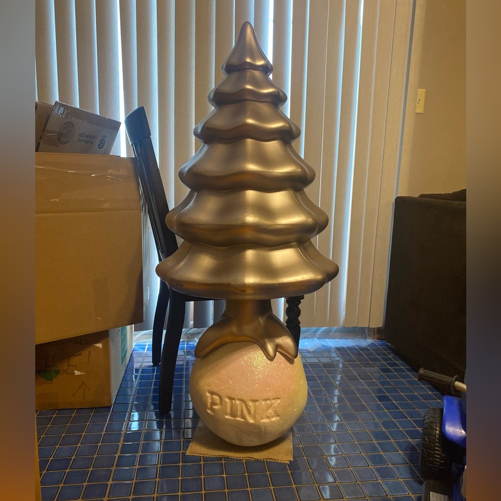 2017 Pink Victorias Secret HTF display tree